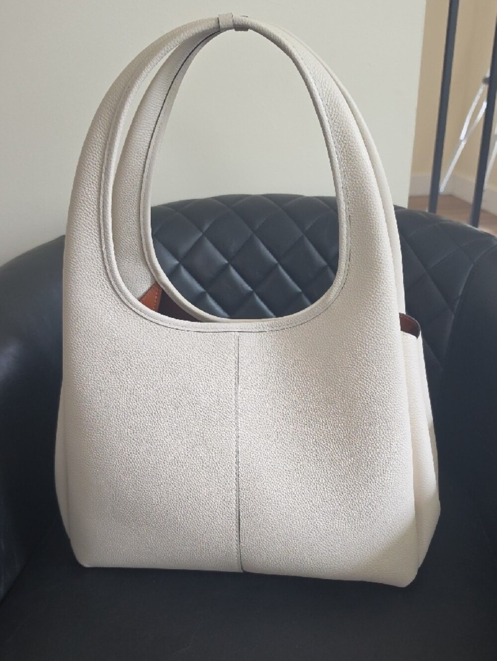 Coach Cream Leather Shoulder Bag with Gold Accent - Picture 2 of 6